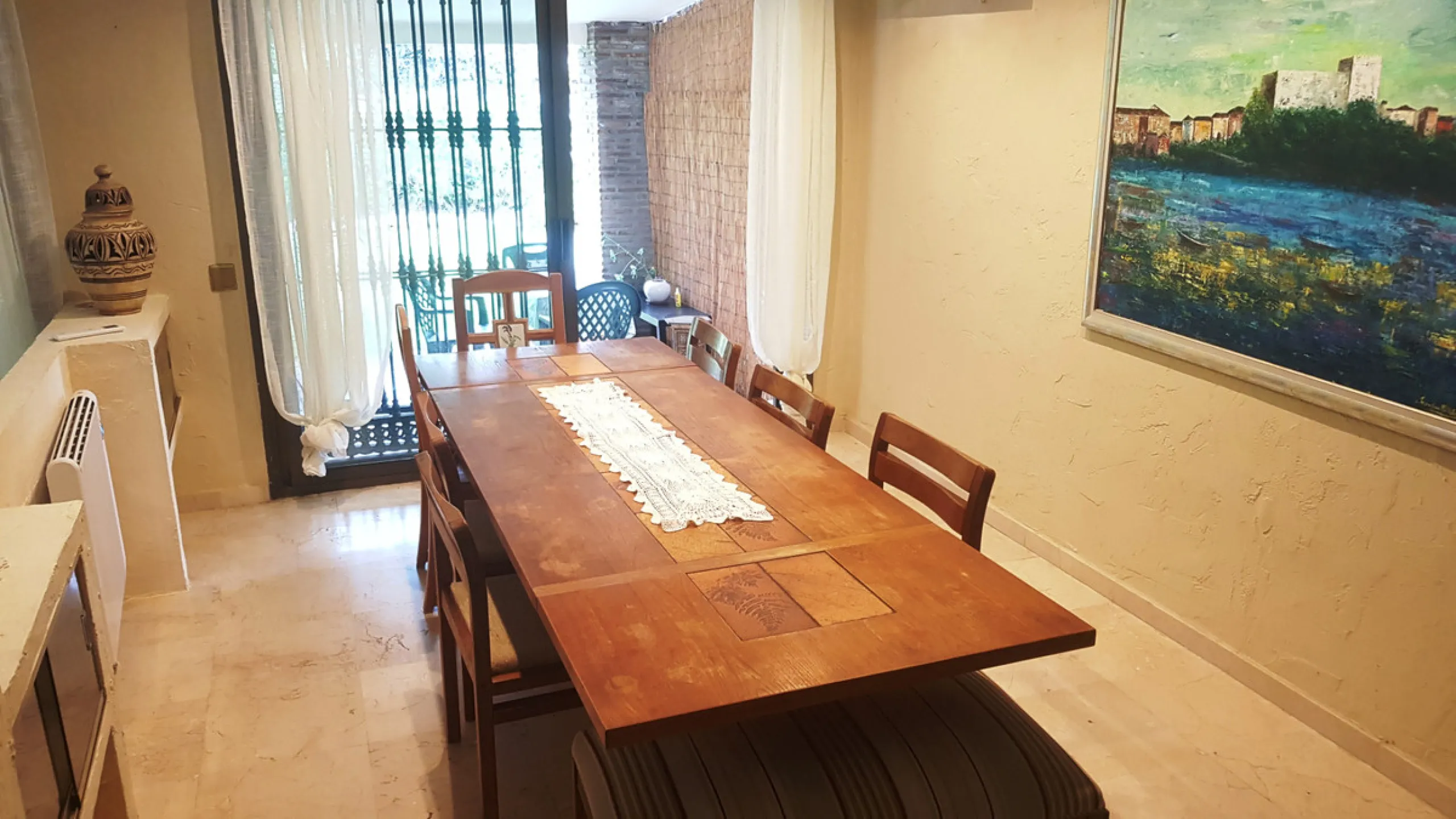 Detached villa in a very quiet area perfectly equipped and ready to move into.