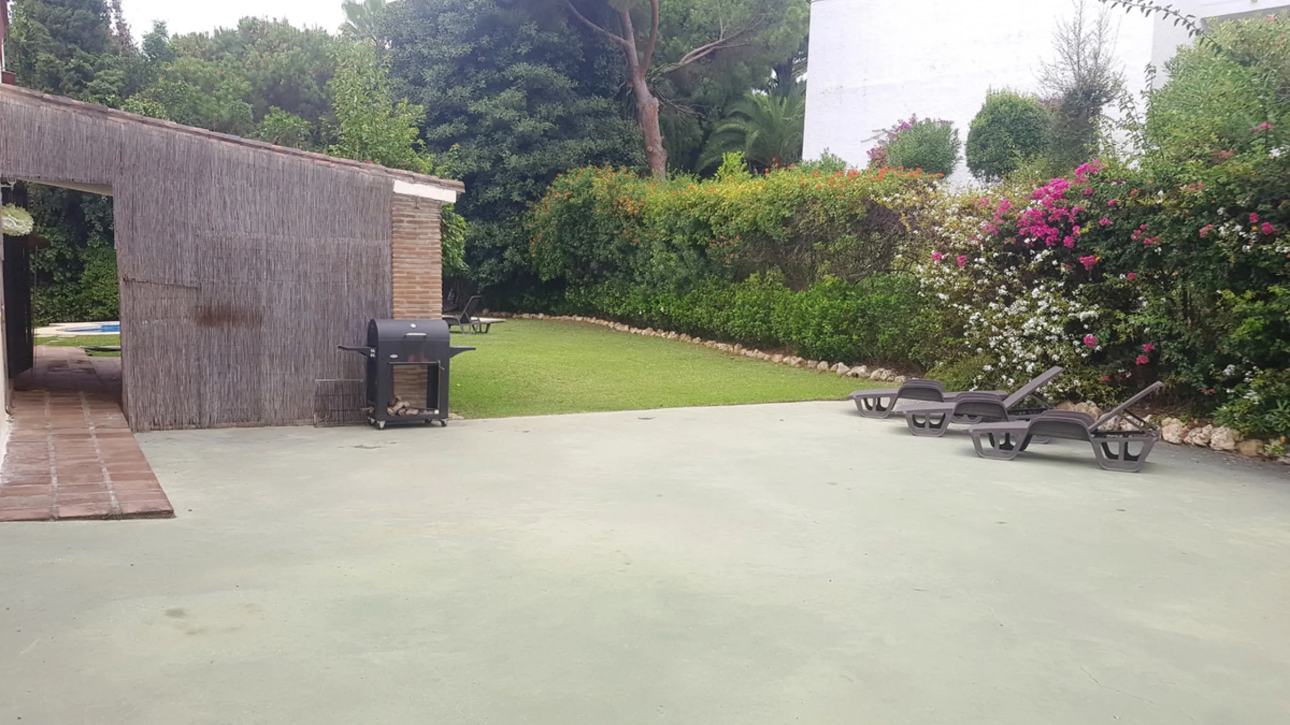 Detached villa in a very quiet area perfectly equipped and ready to move into.