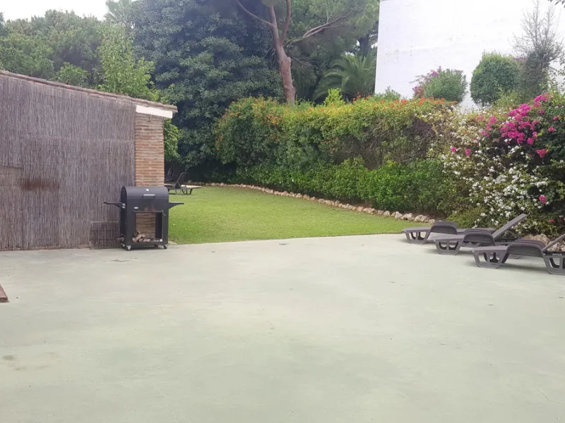 Detached villa in a very quiet area perfectly equipped and ready to move into.