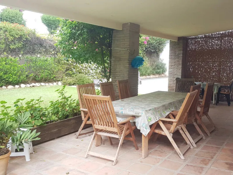 Detached villa in a very quiet area perfectly equipped and ready to move into.