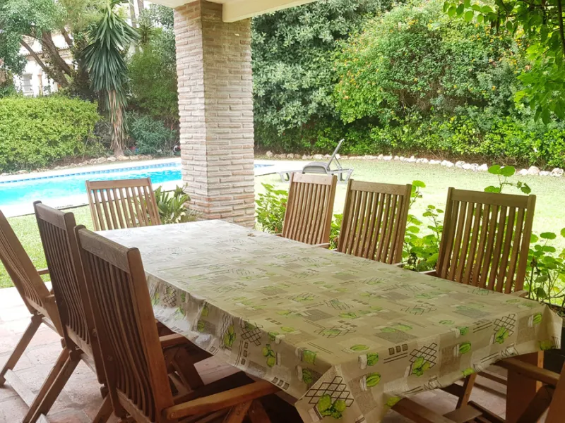 Detached villa in a very quiet area perfectly equipped and ready to move into.