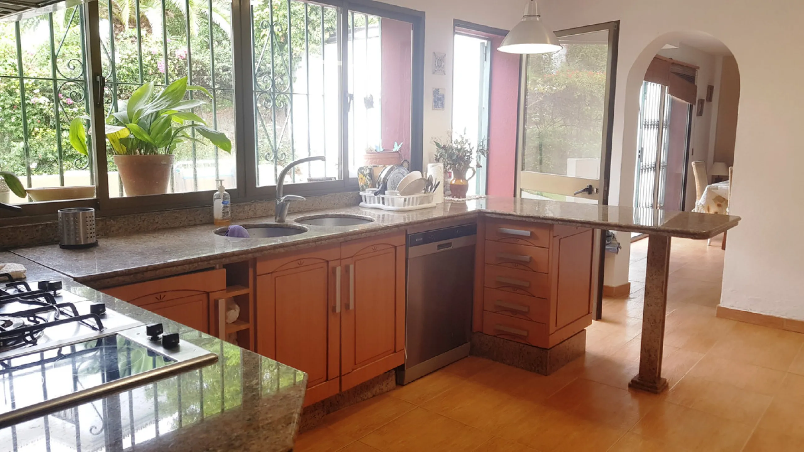 Detached villa in a very quiet area perfectly equipped and ready to move into.