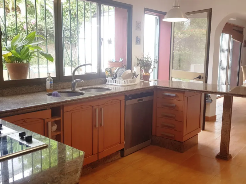 Detached villa in a very quiet area perfectly equipped and ready to move into.