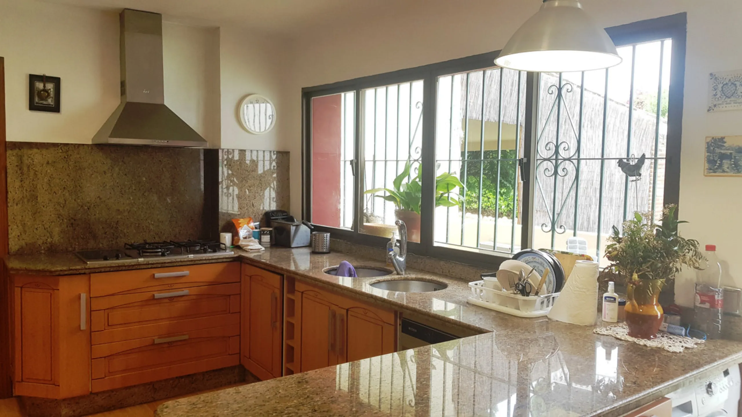 Detached villa in a very quiet area perfectly equipped and ready to move into.