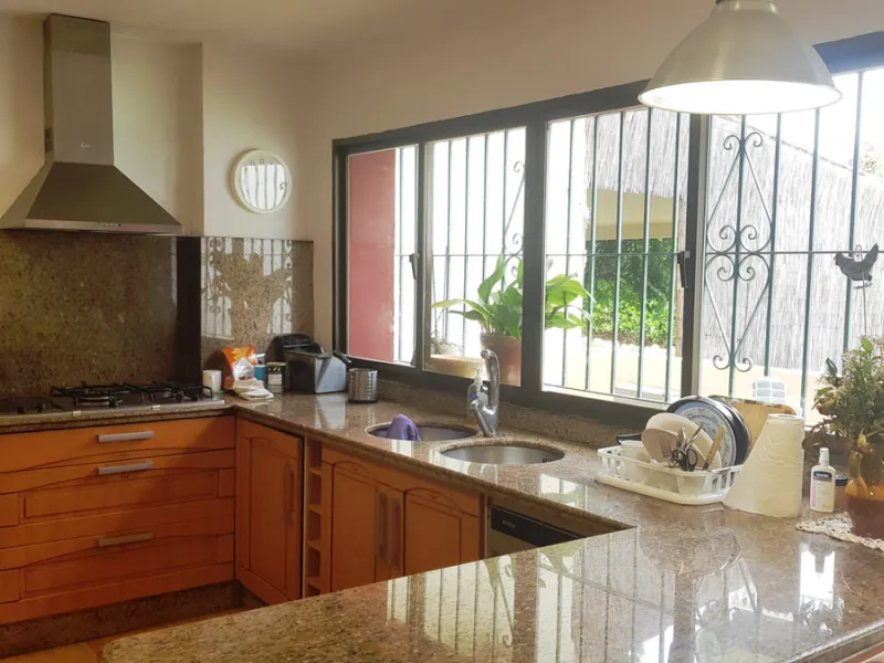 Detached villa in a very quiet area perfectly equipped and ready to move into.