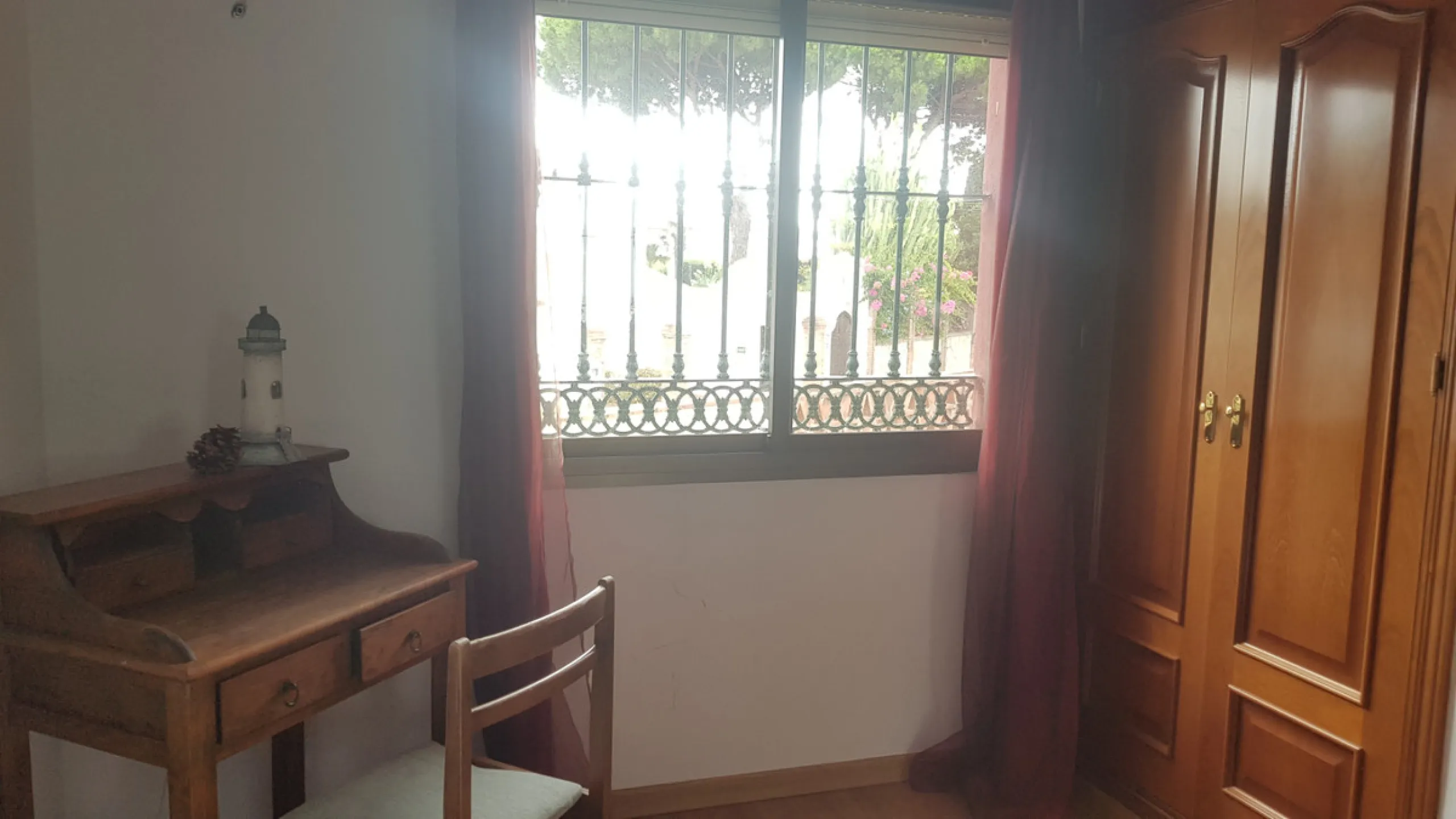 Detached villa in a very quiet area perfectly equipped and ready to move into.