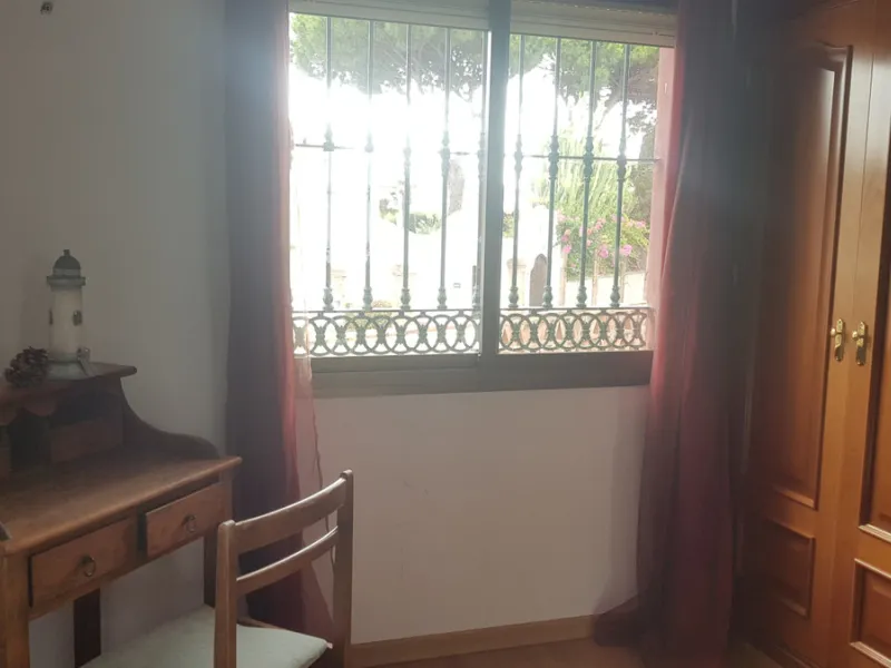 Detached villa in a very quiet area perfectly equipped and ready to move into.