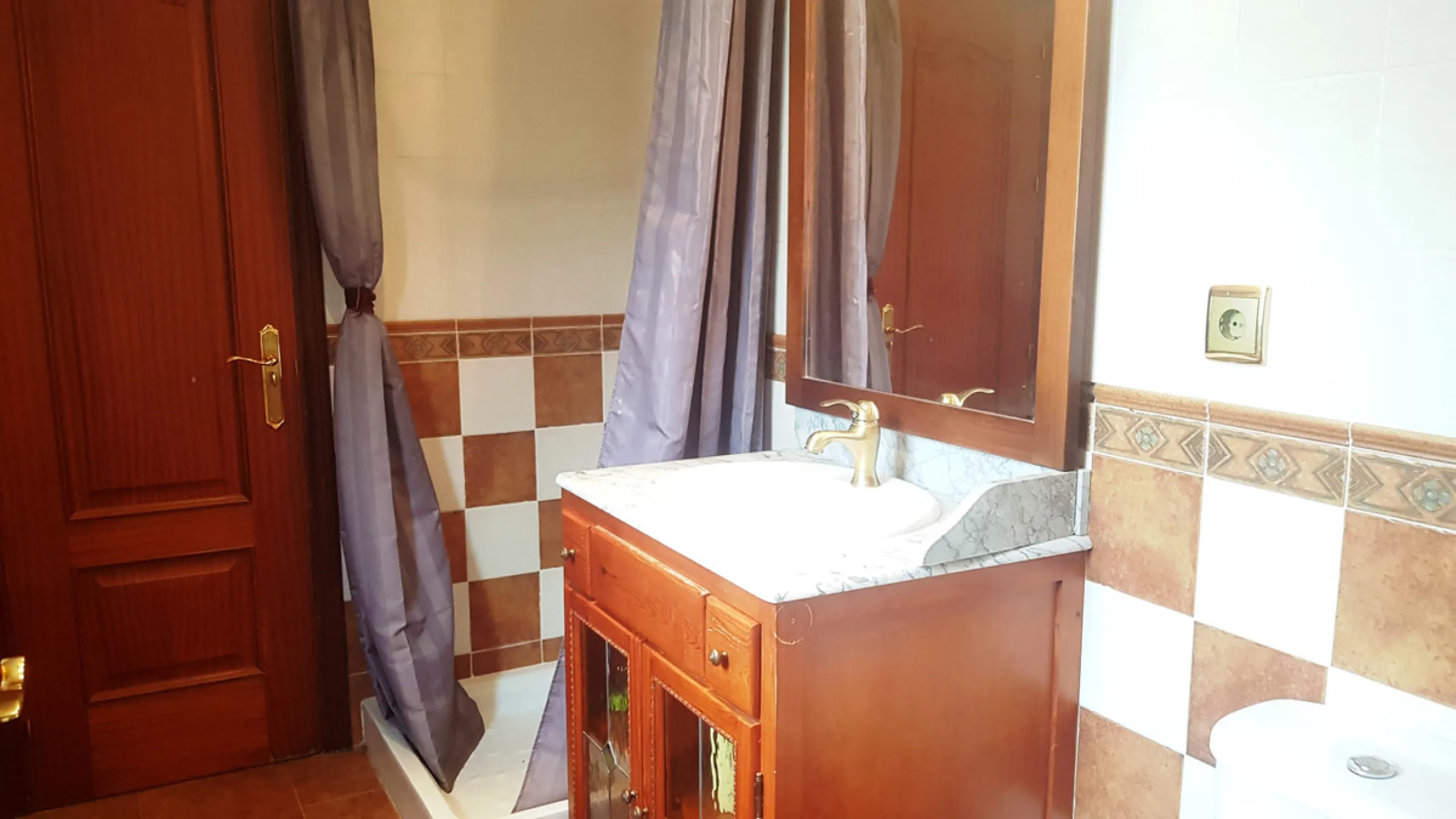 Detached villa in a very quiet area perfectly equipped and ready to move into.