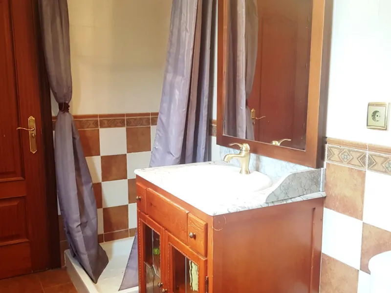 Detached villa in a very quiet area perfectly equipped and ready to move into.