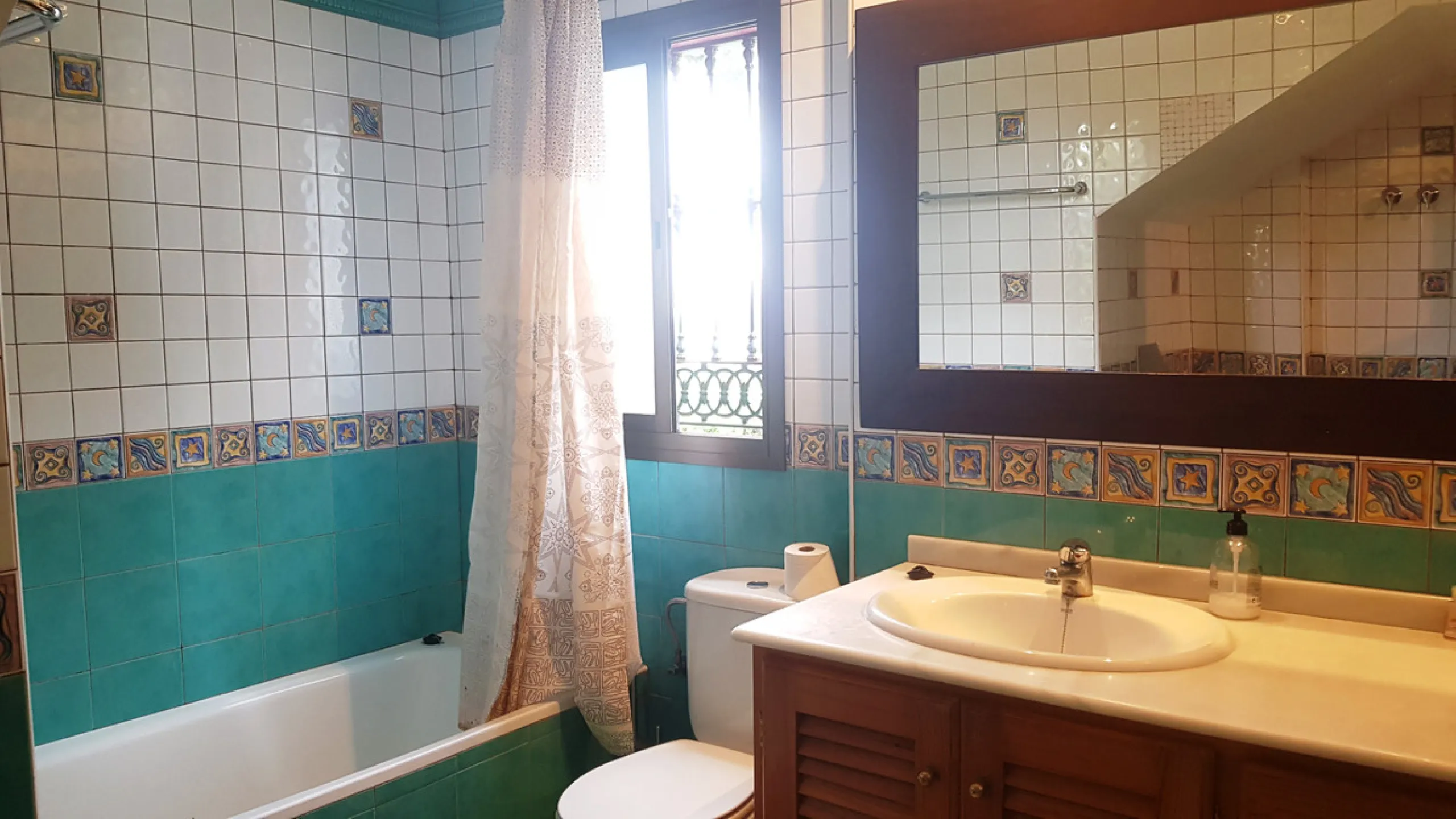 Detached villa in a very quiet area perfectly equipped and ready to move into.