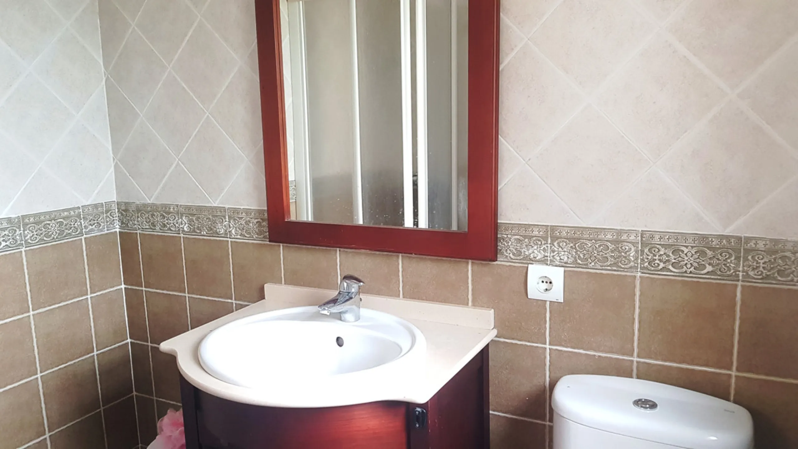 Detached villa in a very quiet area perfectly equipped and ready to move into.