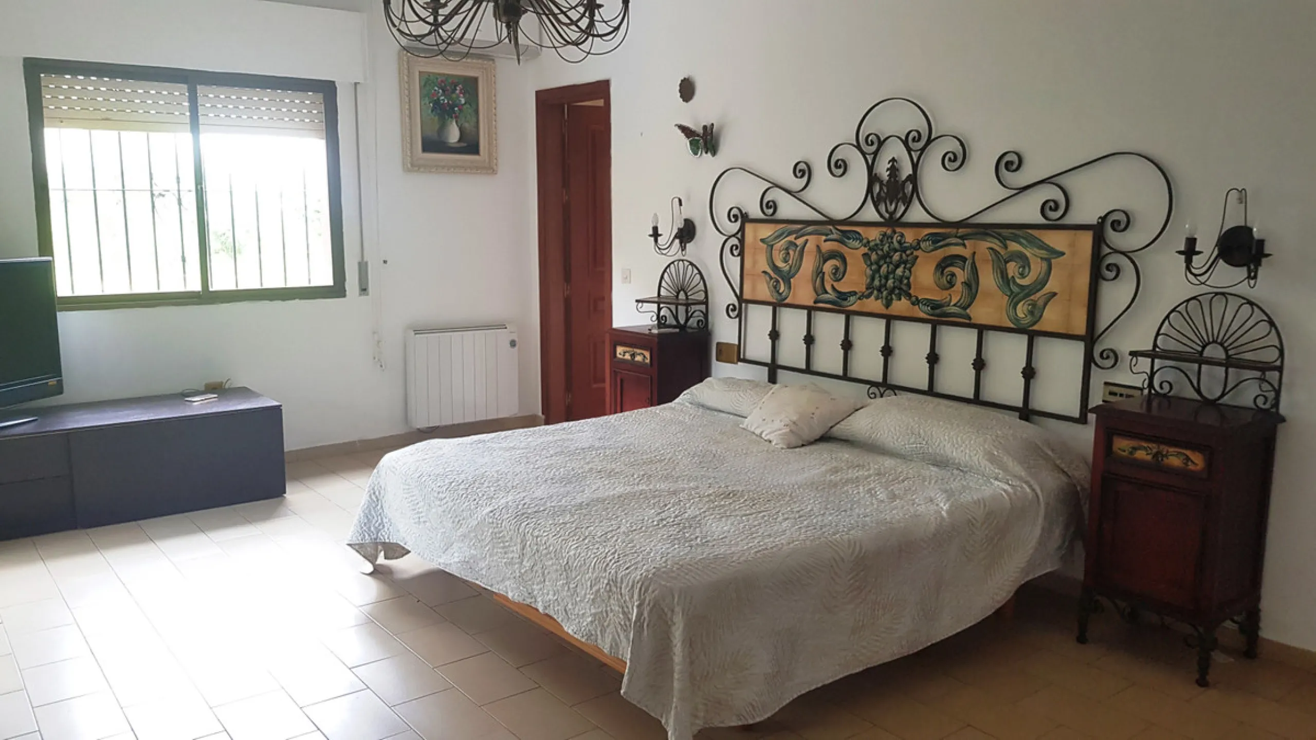 Detached villa in a very quiet area perfectly equipped and ready to move into.