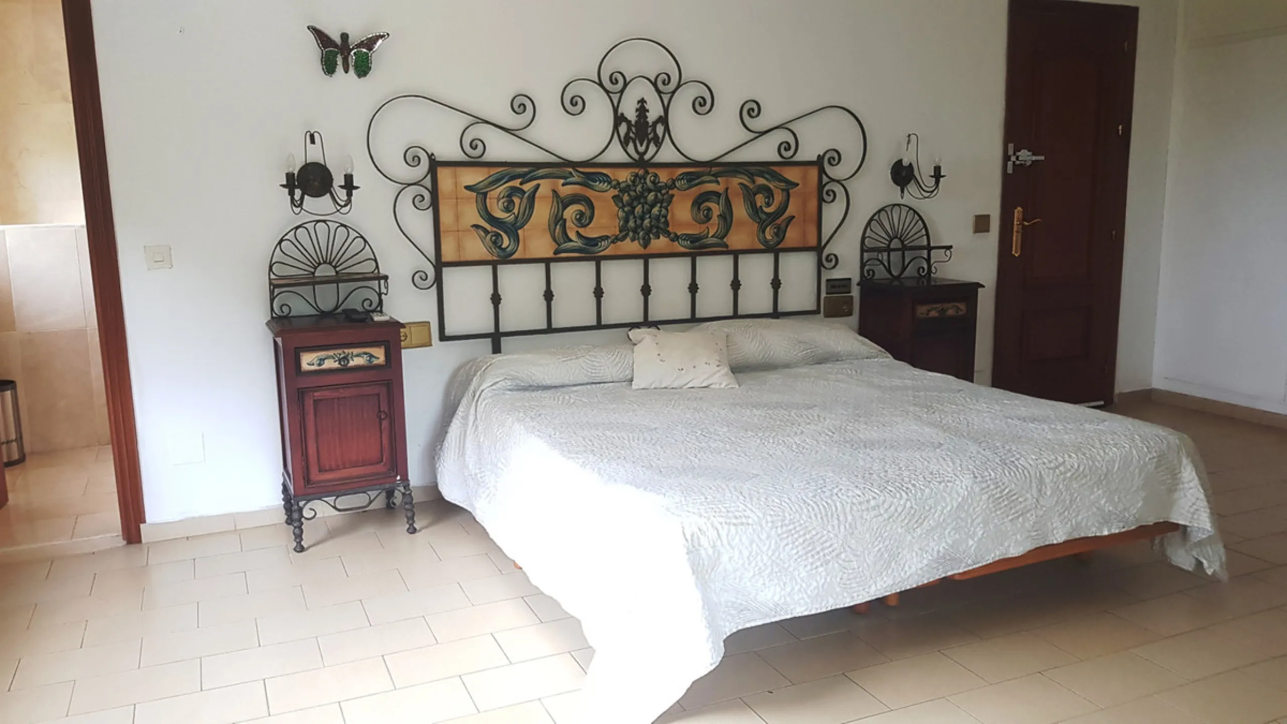 Detached villa in a very quiet area perfectly equipped and ready to move into.