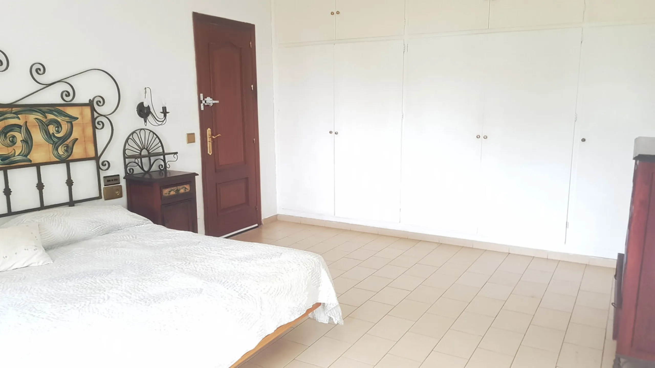 Detached villa in a very quiet area perfectly equipped and ready to move into.