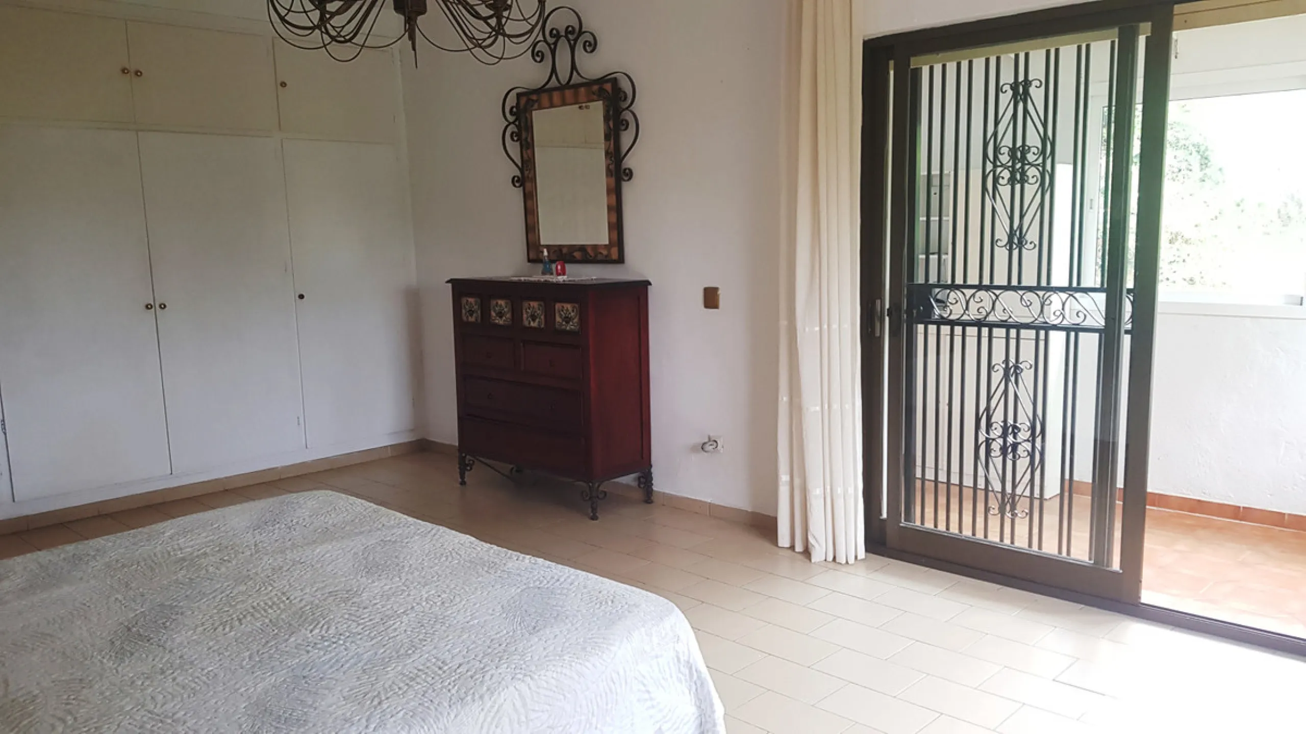 Detached villa in a very quiet area perfectly equipped and ready to move into.