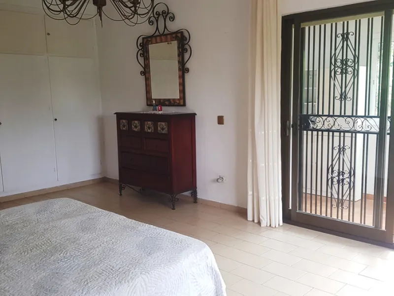 Detached villa in a very quiet area perfectly equipped and ready to move into.
