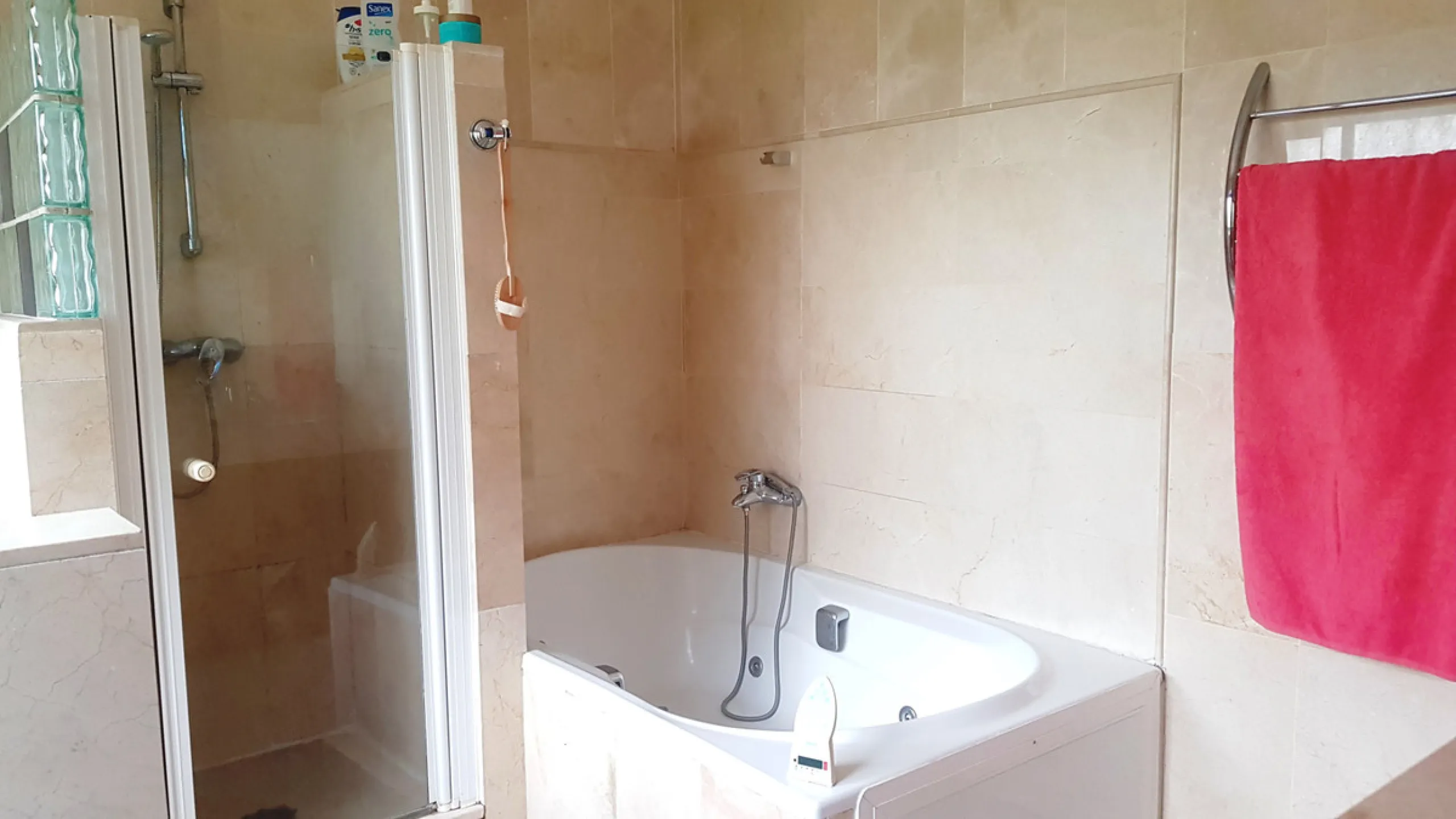 Detached villa in a very quiet area perfectly equipped and ready to move into.