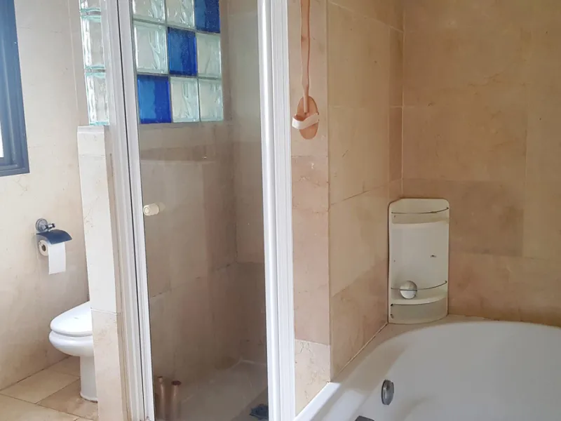 Detached villa in a very quiet area perfectly equipped and ready to move into.