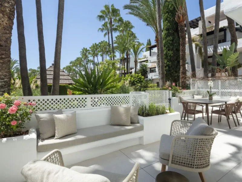 This stunning recently refurbished ground-floor apartment, nestled within the prestigious Puente Romano Resort on Marbella's Golden Mile, epitomizes luxury resort-style living. Every detail has been thoughtfully considered, with a focus on creating refine