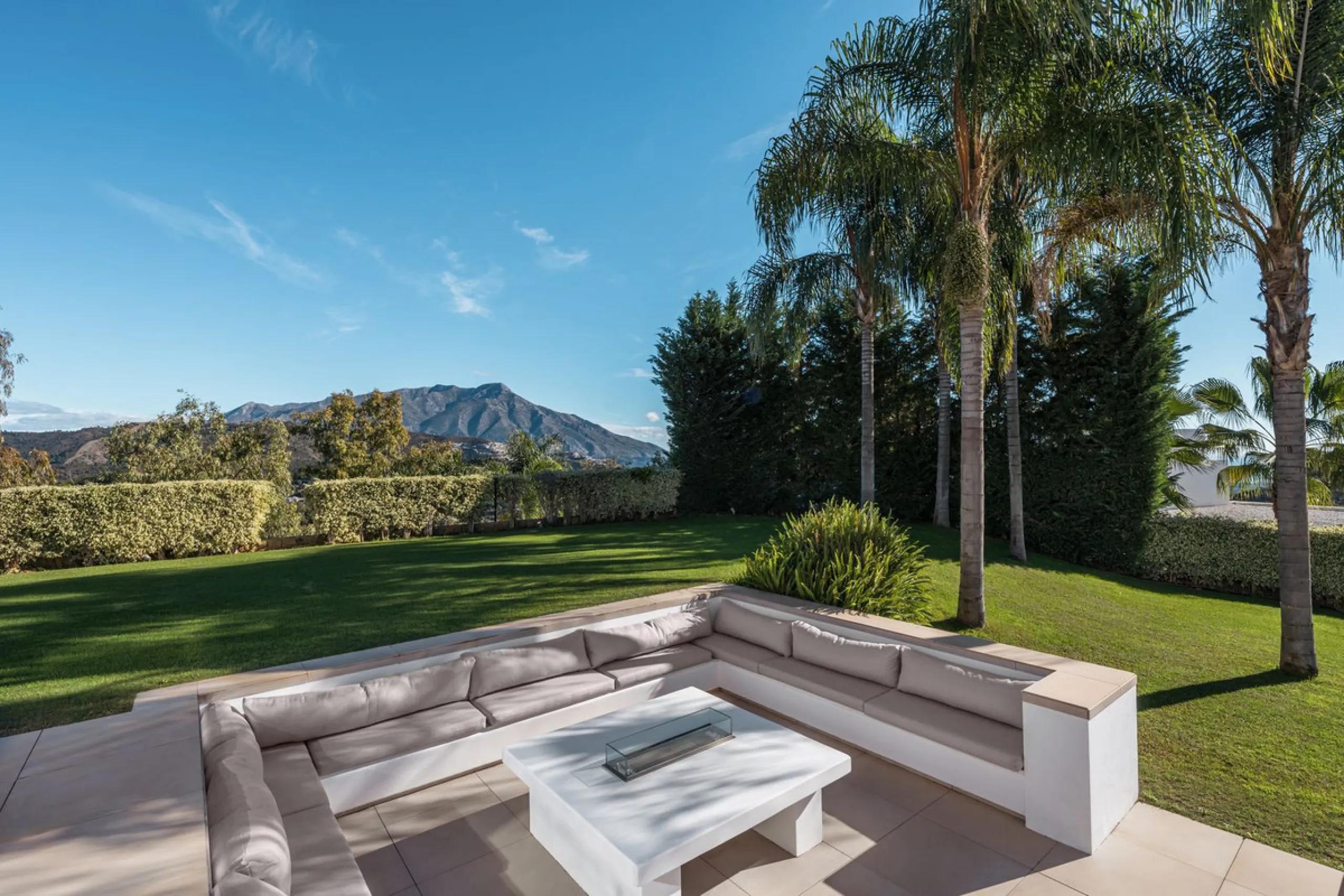House - Detached Villa в продаже в Benahavís, Málaga. В доме 5 спален и 5 ванных комнат. Площадь дома 573 м². Площадь участка 2616 м²