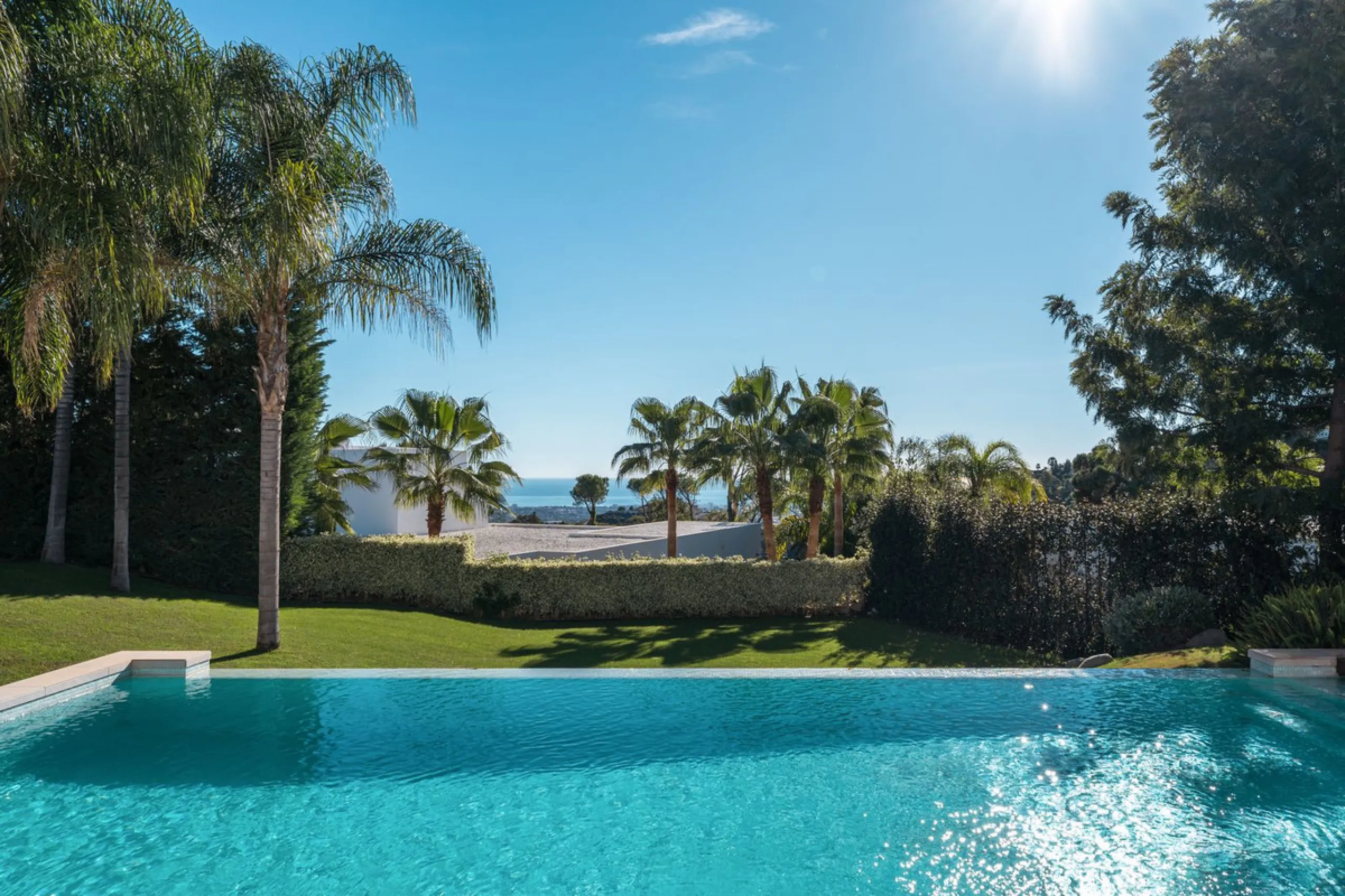 House - Detached Villa в продаже в Benahavís, Málaga. В доме 5 спален и 5 ванных комнат. Площадь дома 573 м². Площадь участка 2616 м²