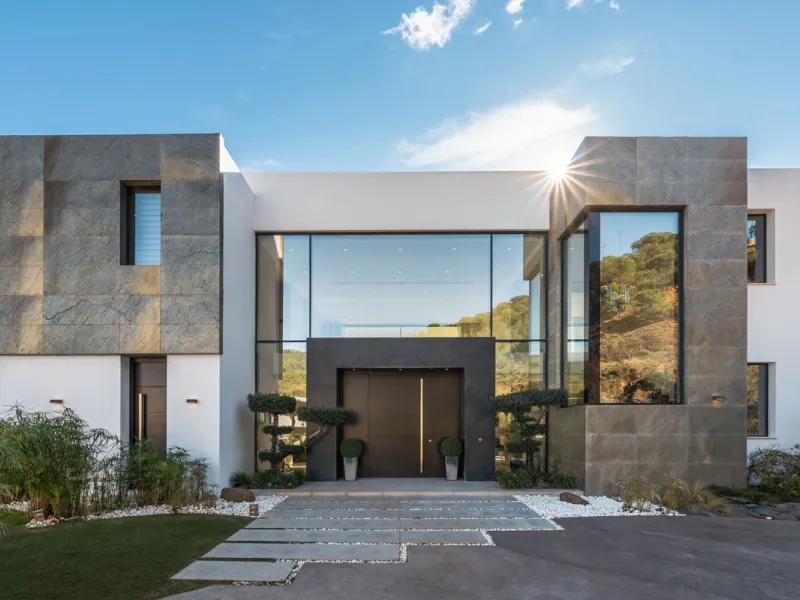 House - Detached Villa в продаже в Benahavís, Málaga. В доме 5 спален и 5 ванных комнат. Площадь дома 573 м². Площадь участка 2616 м²