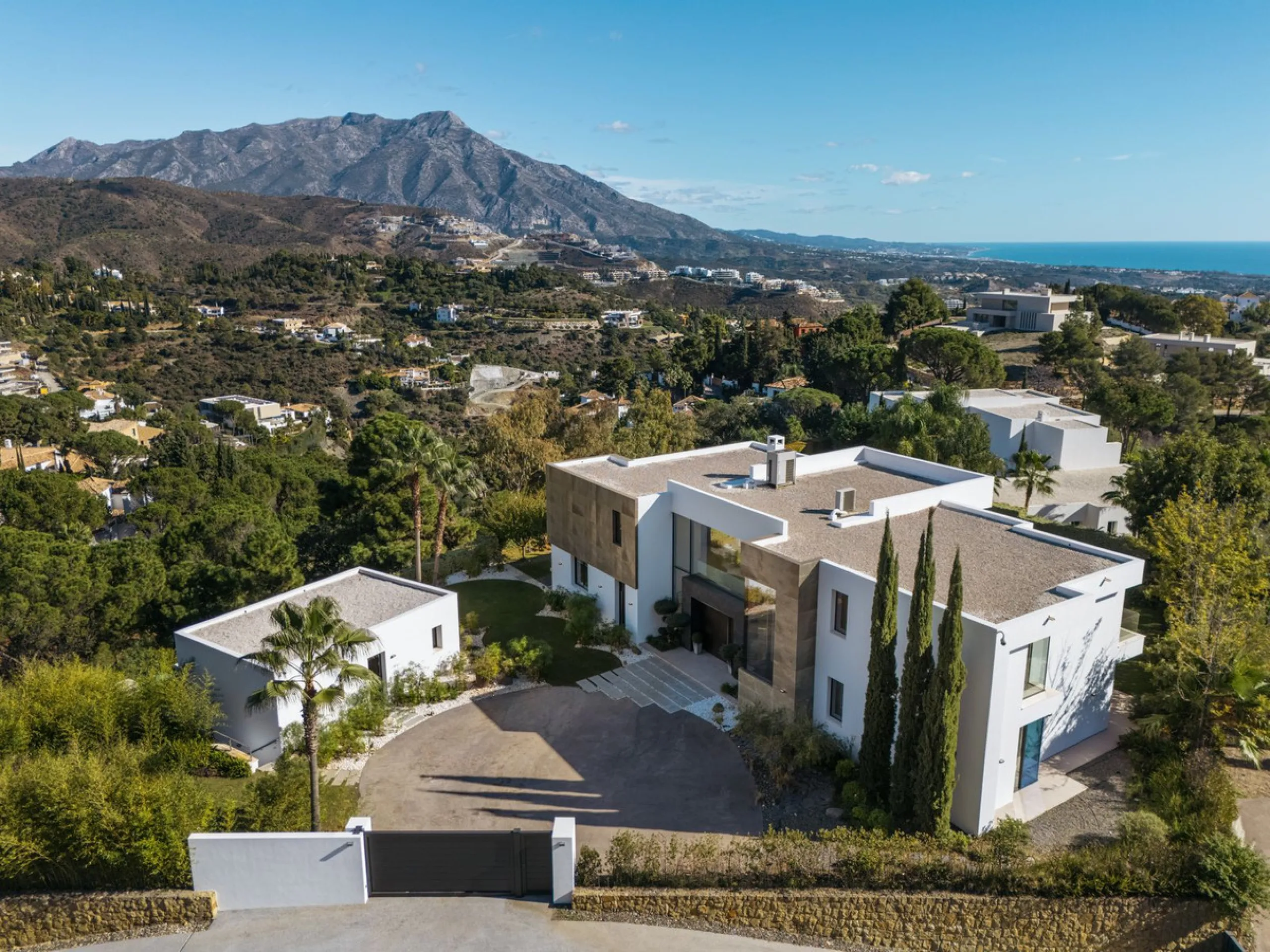 House - Detached Villa в продаже в Benahavís, Málaga. В доме 5 спален и 5 ванных комнат. Площадь дома 573 м². Площадь участка 2616 м²