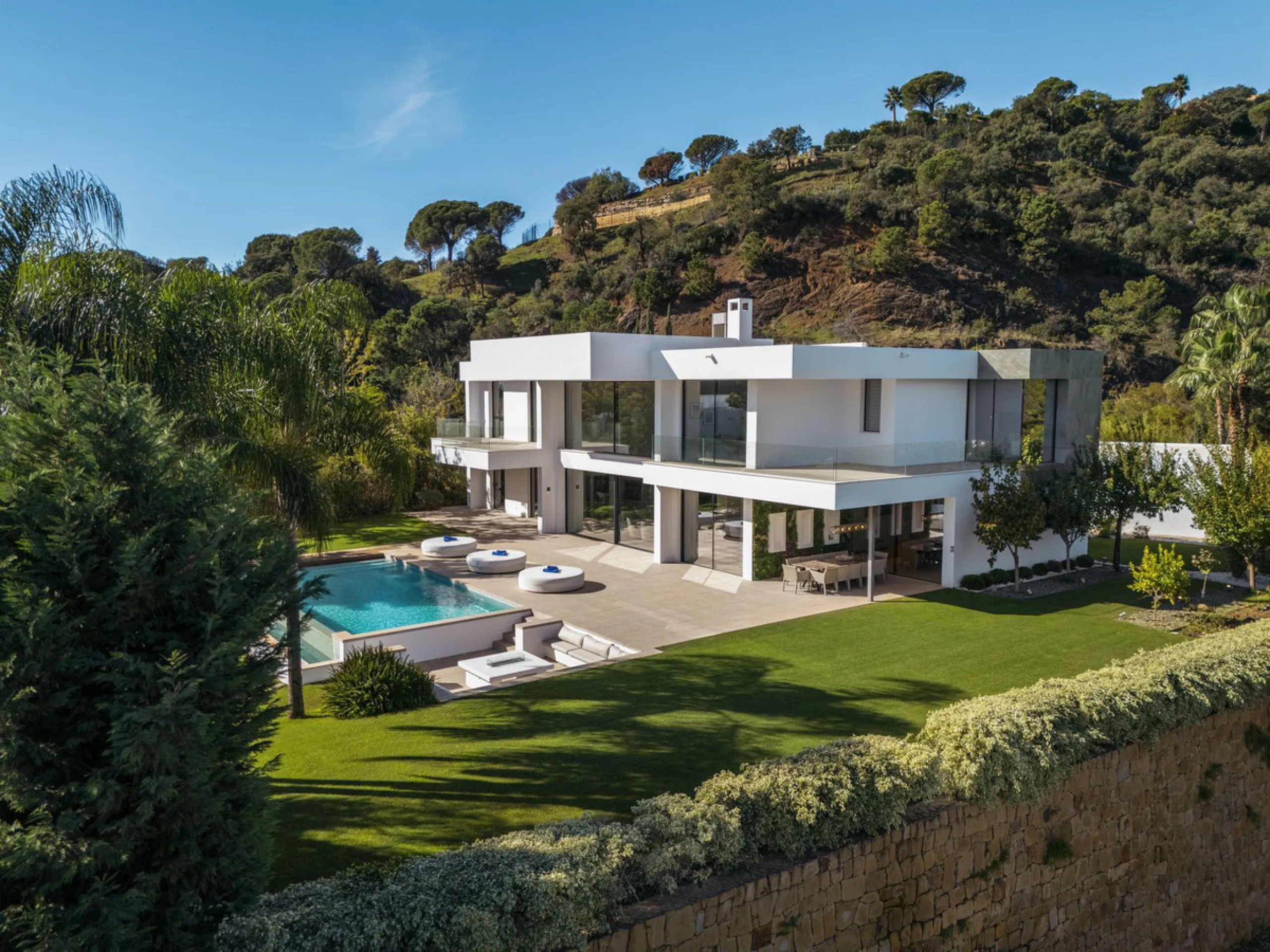 House - Detached Villa в продаже в Benahavís, Málaga. В доме 5 спален и 5 ванных комнат. Площадь дома 573 м². Площадь участка 2616 м²