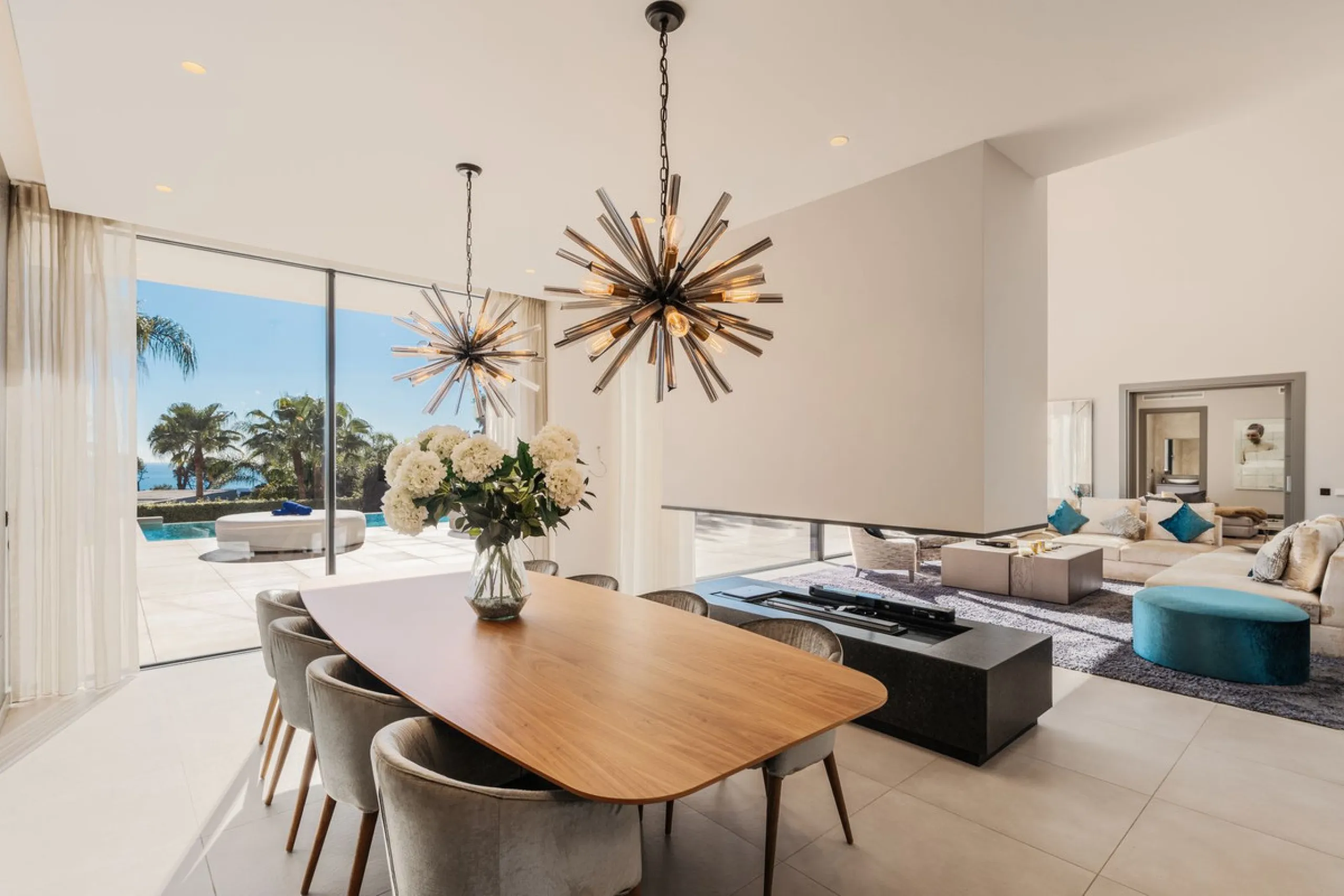 House - Detached Villa в продаже в Benahavís, Málaga. В доме 5 спален и 5 ванных комнат. Площадь дома 573 м². Площадь участка 2616 м²