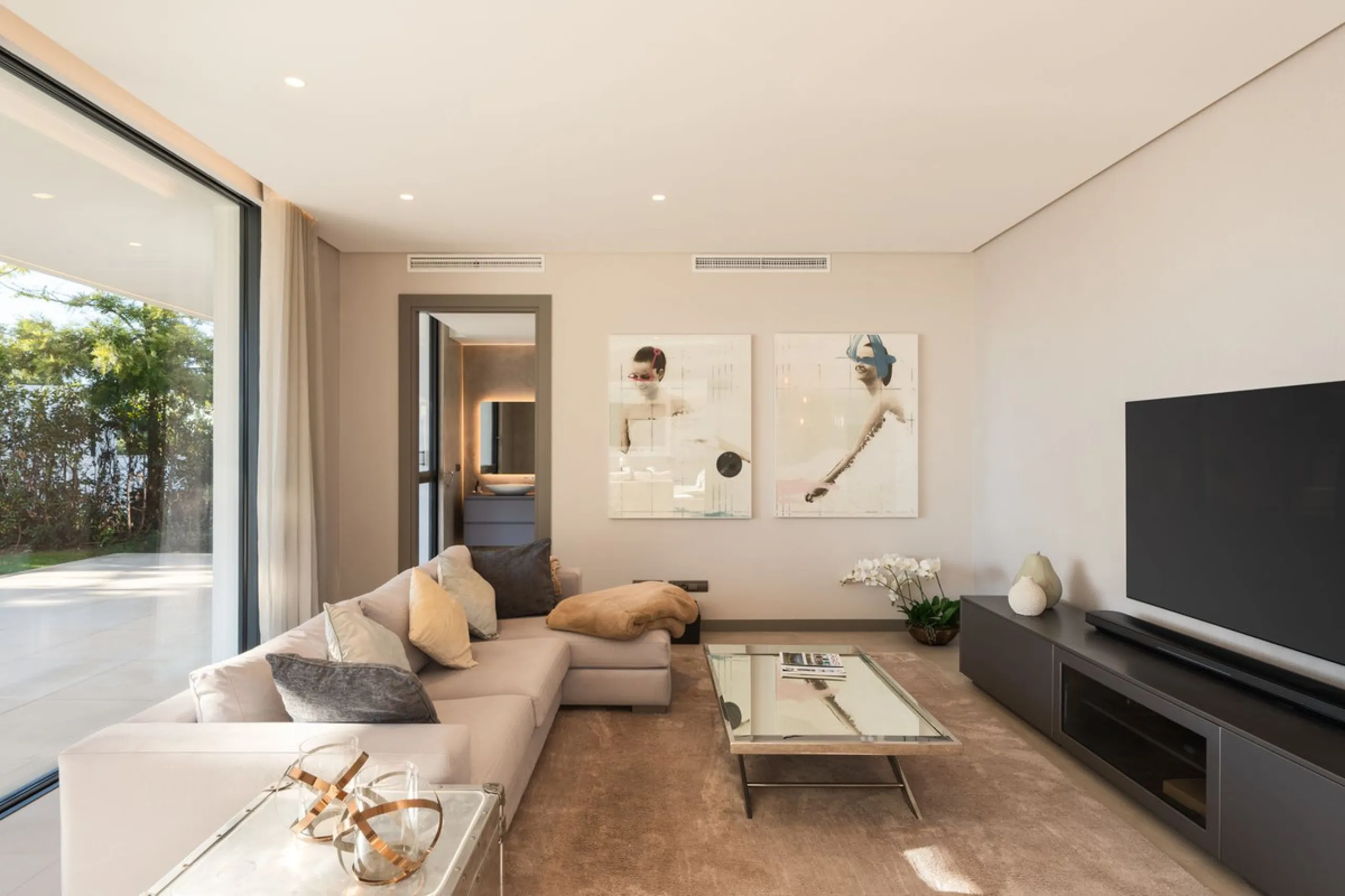 House - Detached Villa в продаже в Benahavís, Málaga. В доме 5 спален и 5 ванных комнат. Площадь дома 573 м². Площадь участка 2616 м²
