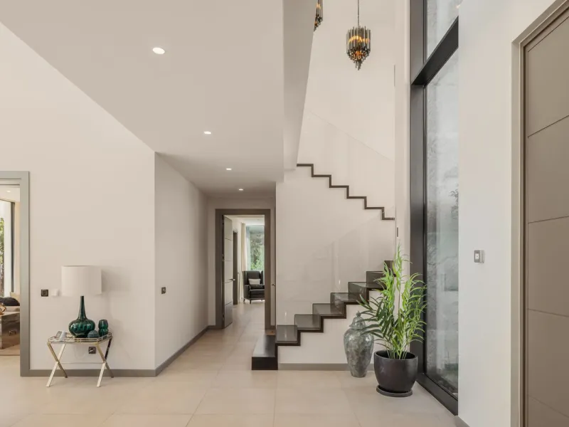 House - Detached Villa в продаже в Benahavís, Málaga. В доме 5 спален и 5 ванных комнат. Площадь дома 573 м². Площадь участка 2616 м²