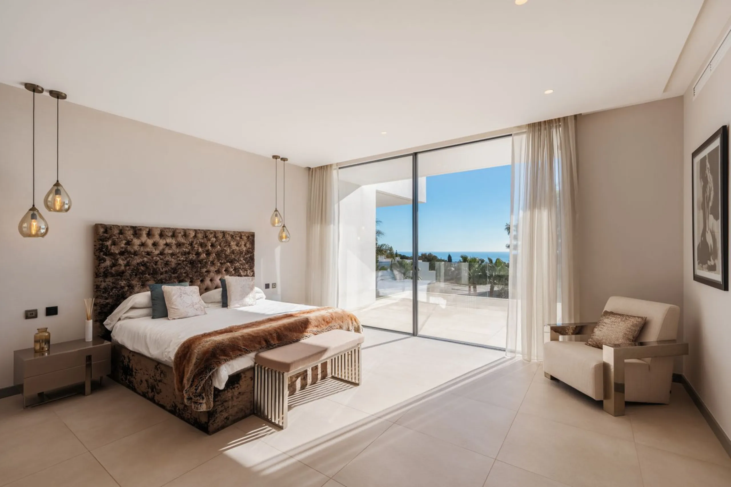 House - Detached Villa в продаже в Benahavís, Málaga. В доме 5 спален и 5 ванных комнат. Площадь дома 573 м². Площадь участка 2616 м²