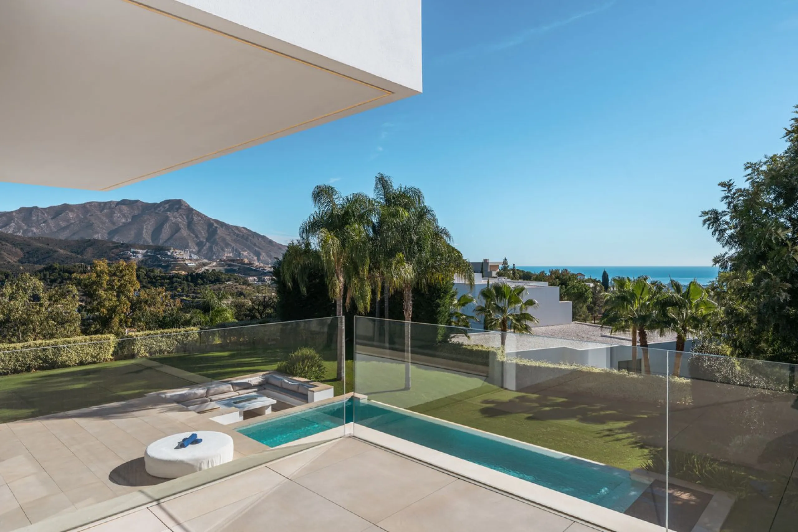 House - Detached Villa в продаже в Benahavís, Málaga. В доме 5 спален и 5 ванных комнат. Площадь дома 573 м². Площадь участка 2616 м²