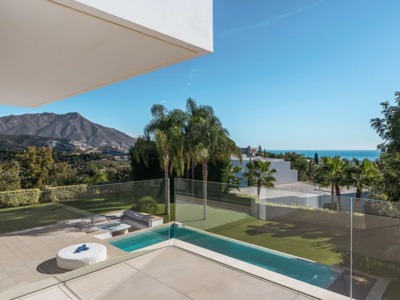 House - Detached Villa в продаже в Benahavís, Málaga. В доме 5 спален и 5 ванных комнат. Площадь дома 573 м². Площадь участка 2616 м²