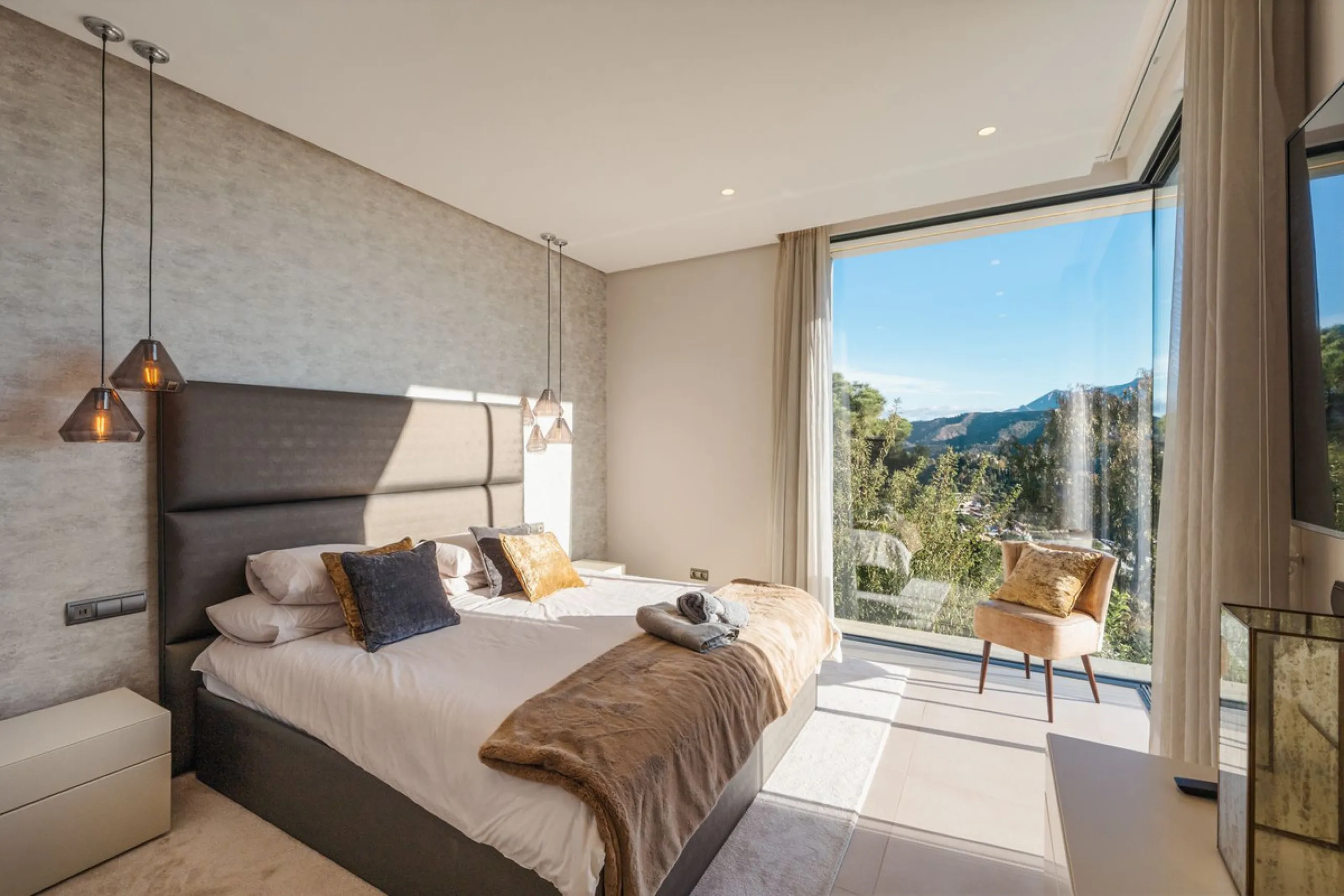 House - Detached Villa в продаже в Benahavís, Málaga. В доме 5 спален и 5 ванных комнат. Площадь дома 573 м². Площадь участка 2616 м²