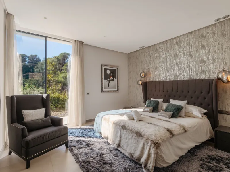 House - Detached Villa в продаже в Benahavís, Málaga. В доме 5 спален и 5 ванных комнат. Площадь дома 573 м². Площадь участка 2616 м²