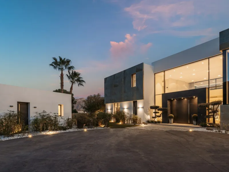 House - Detached Villa в продаже в Benahavís, Málaga. В доме 5 спален и 5 ванных комнат. Площадь дома 573 м². Площадь участка 2616 м²