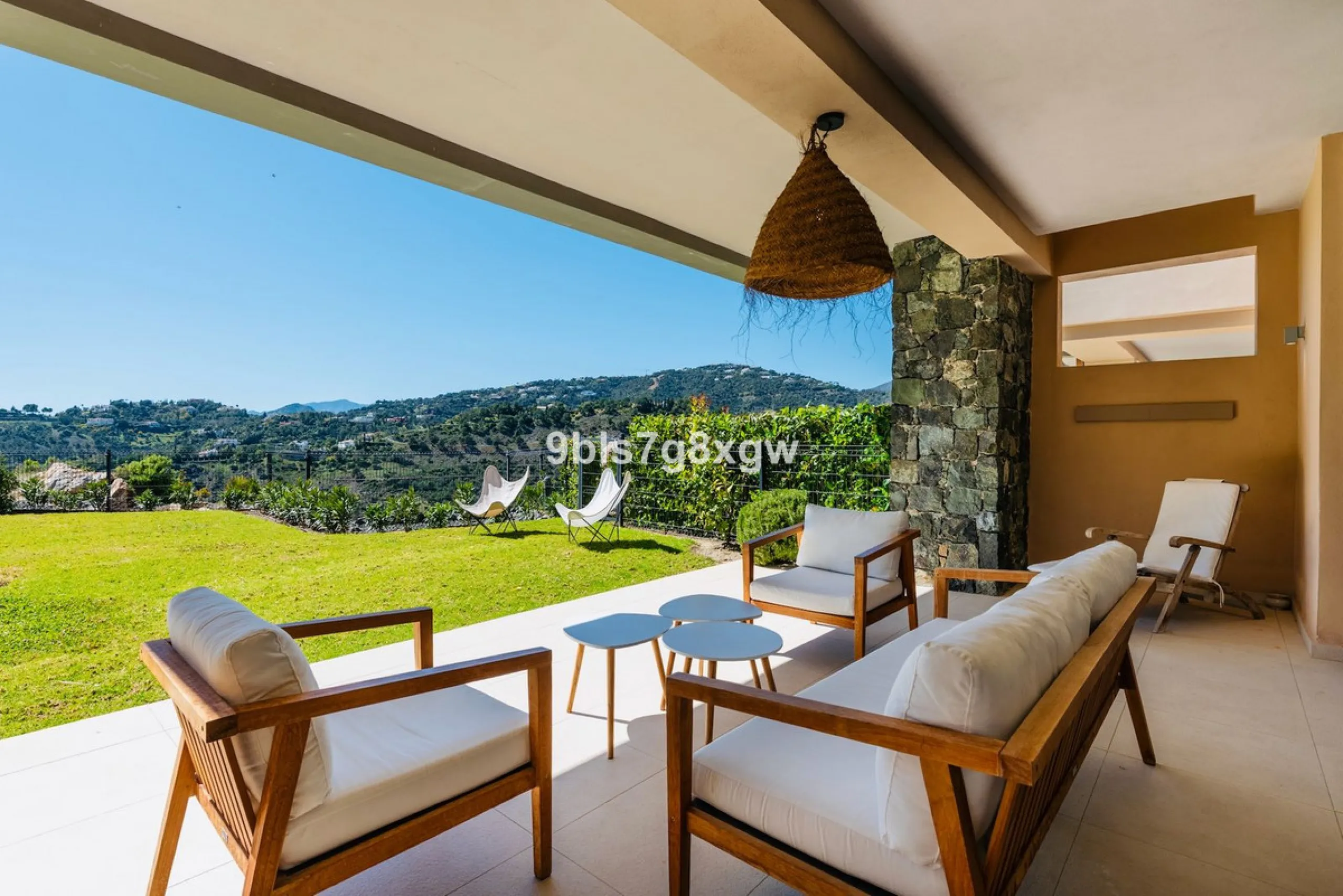 Apartment - Ground Floor Apartment в продаже в Benahavís, Málaga. В доме 3 спален и 3 ванных комнат. Площадь дома 135 м². Площадь участка 393 м²