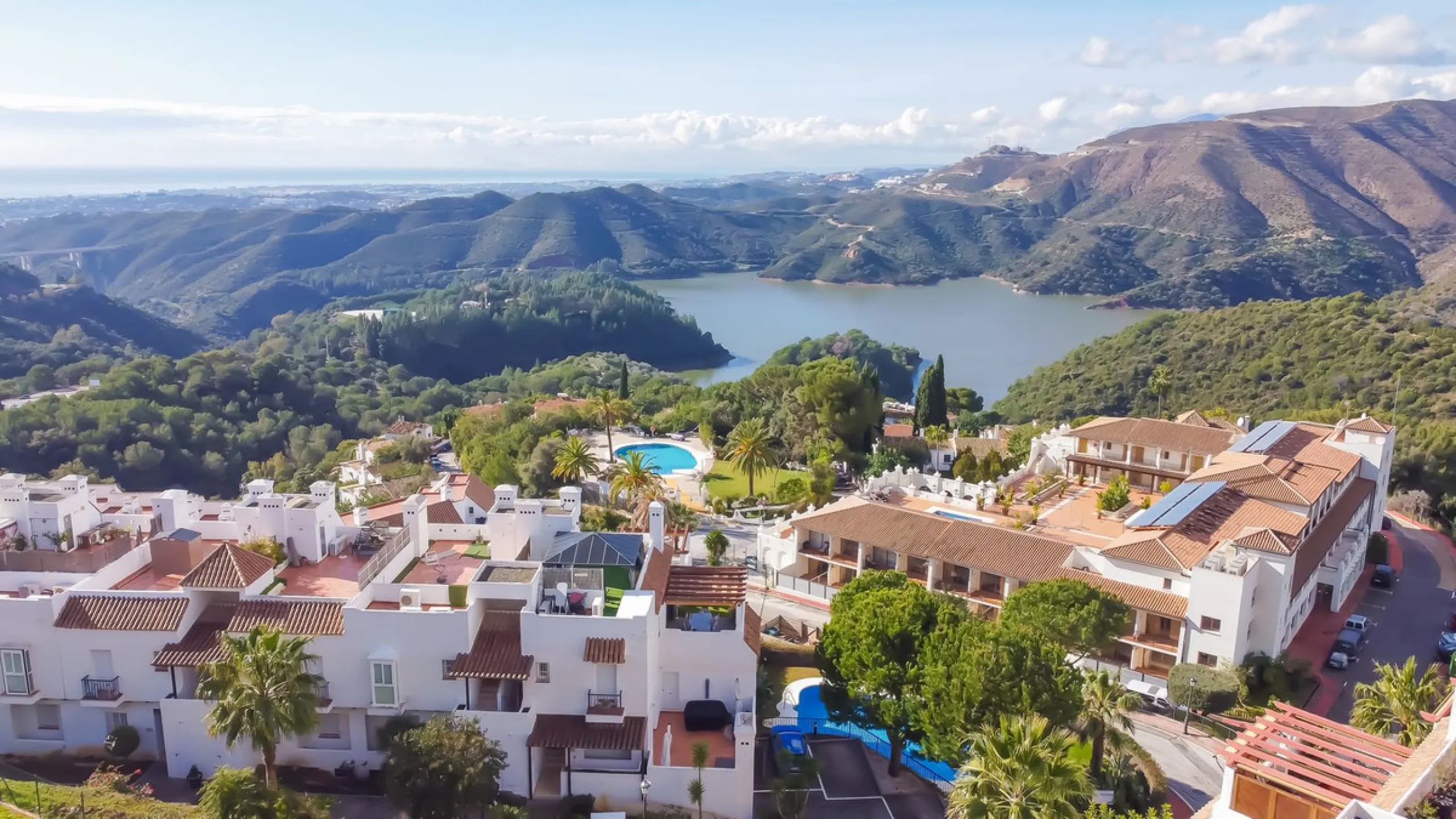 Exclusive Corner Penthouse with Rooftop Terrace and Panoramic Views over Istán and Marbella