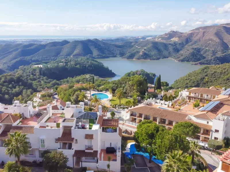 Exclusive Corner Penthouse with Rooftop Terrace and Panoramic Views over Istán and Marbella
