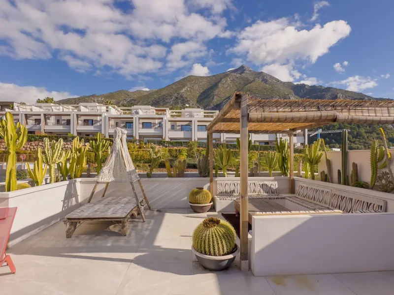 Exclusive Corner Penthouse with Rooftop Terrace and Panoramic Views over Istán and Marbella