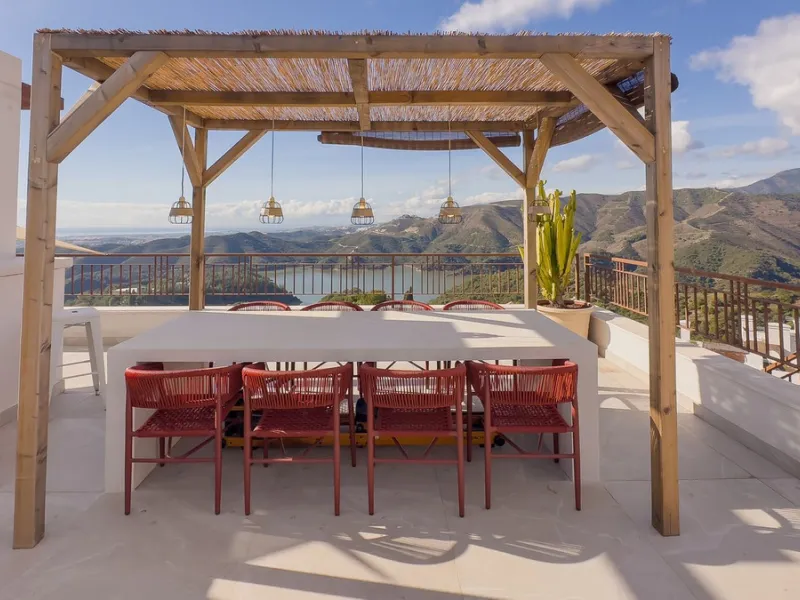 Exclusive Corner Penthouse with Rooftop Terrace and Panoramic Views over Istán and Marbella