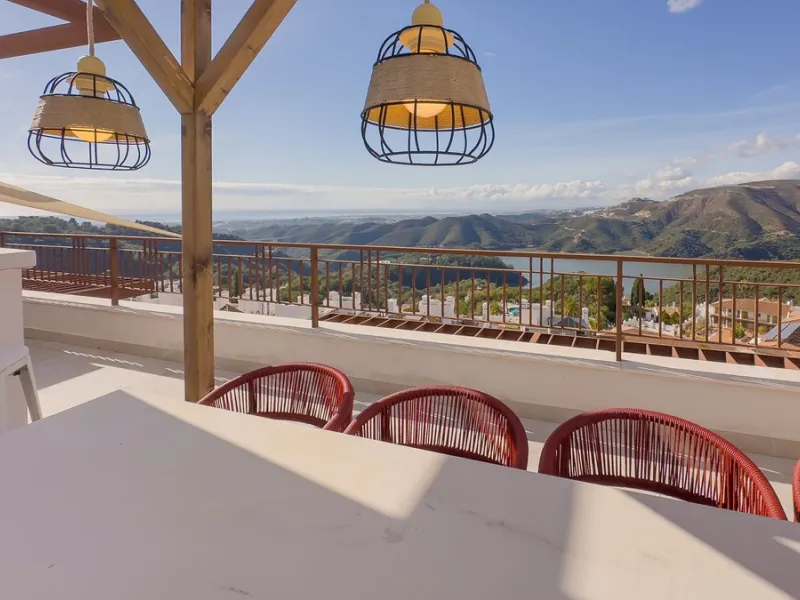 Exclusive Corner Penthouse with Rooftop Terrace and Panoramic Views over Istán and Marbella