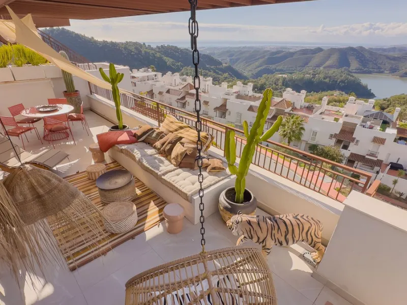 Exclusive Corner Penthouse with Rooftop Terrace and Panoramic Views over Istán and Marbella