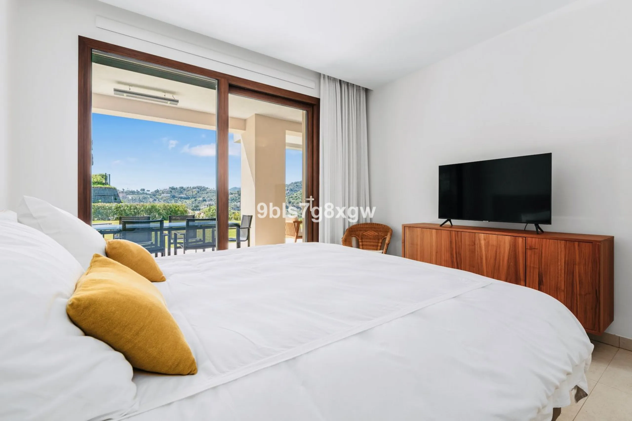 Apartment - Ground Floor Apartment в продаже в Benahavís, Málaga. В доме 3 спален и 3 ванных комнат. Площадь дома 135 м². Площадь участка 393 м²