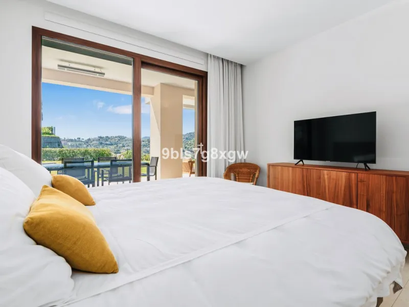 Apartment - Ground Floor Apartment в продаже в Benahavís, Málaga. В доме 3 спален и 3 ванных комнат. Площадь дома 135 м². Площадь участка 393 м²