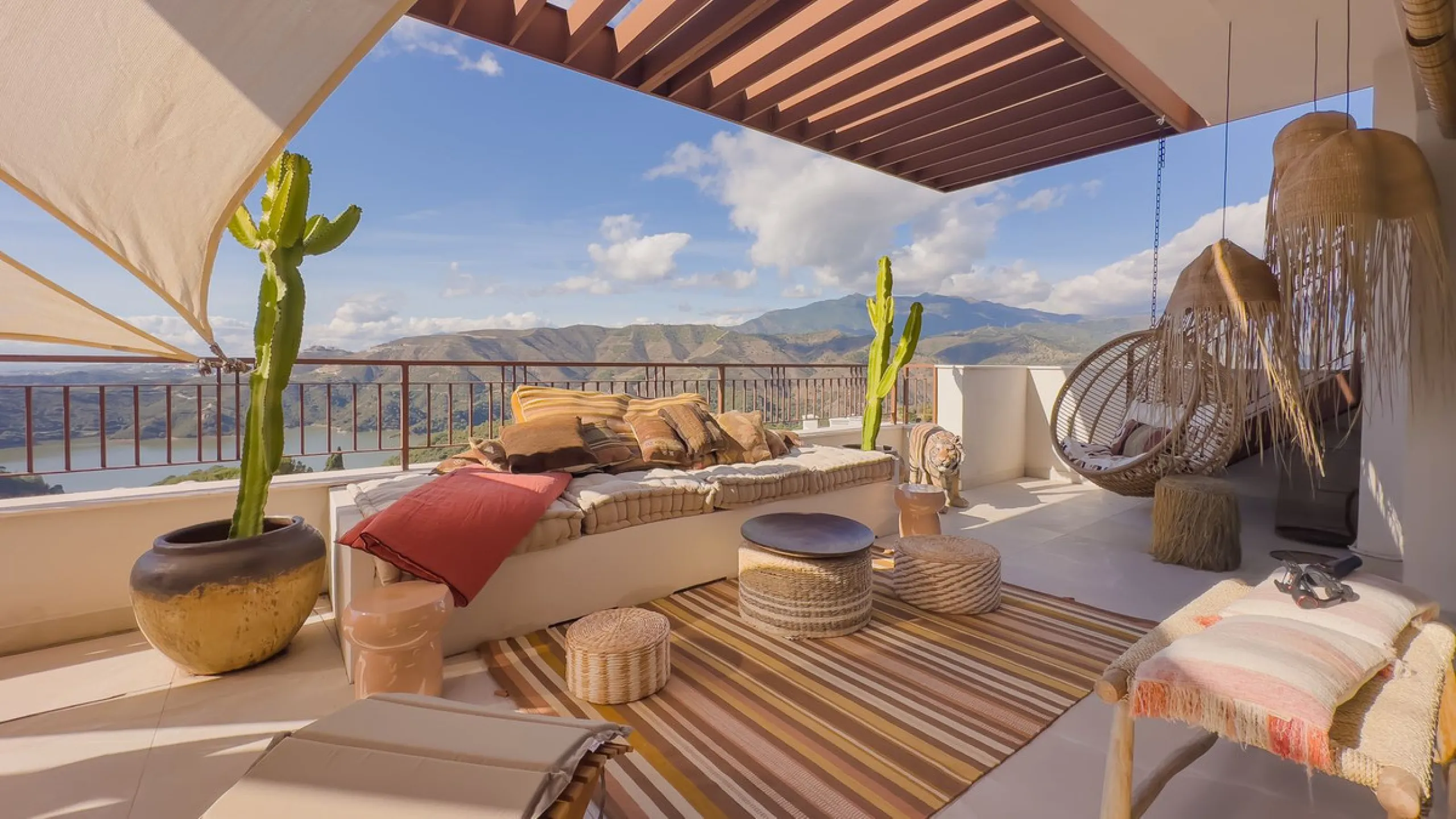 Exclusive Corner Penthouse with Rooftop Terrace and Panoramic Views over Istán and Marbella