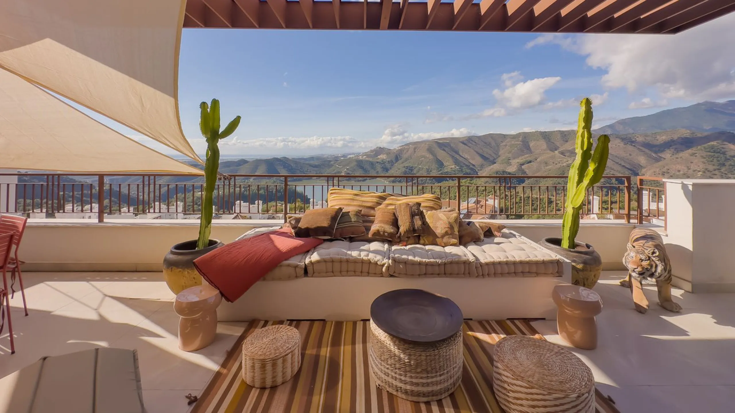 Exclusive Corner Penthouse with Rooftop Terrace and Panoramic Views over Istán and Marbella