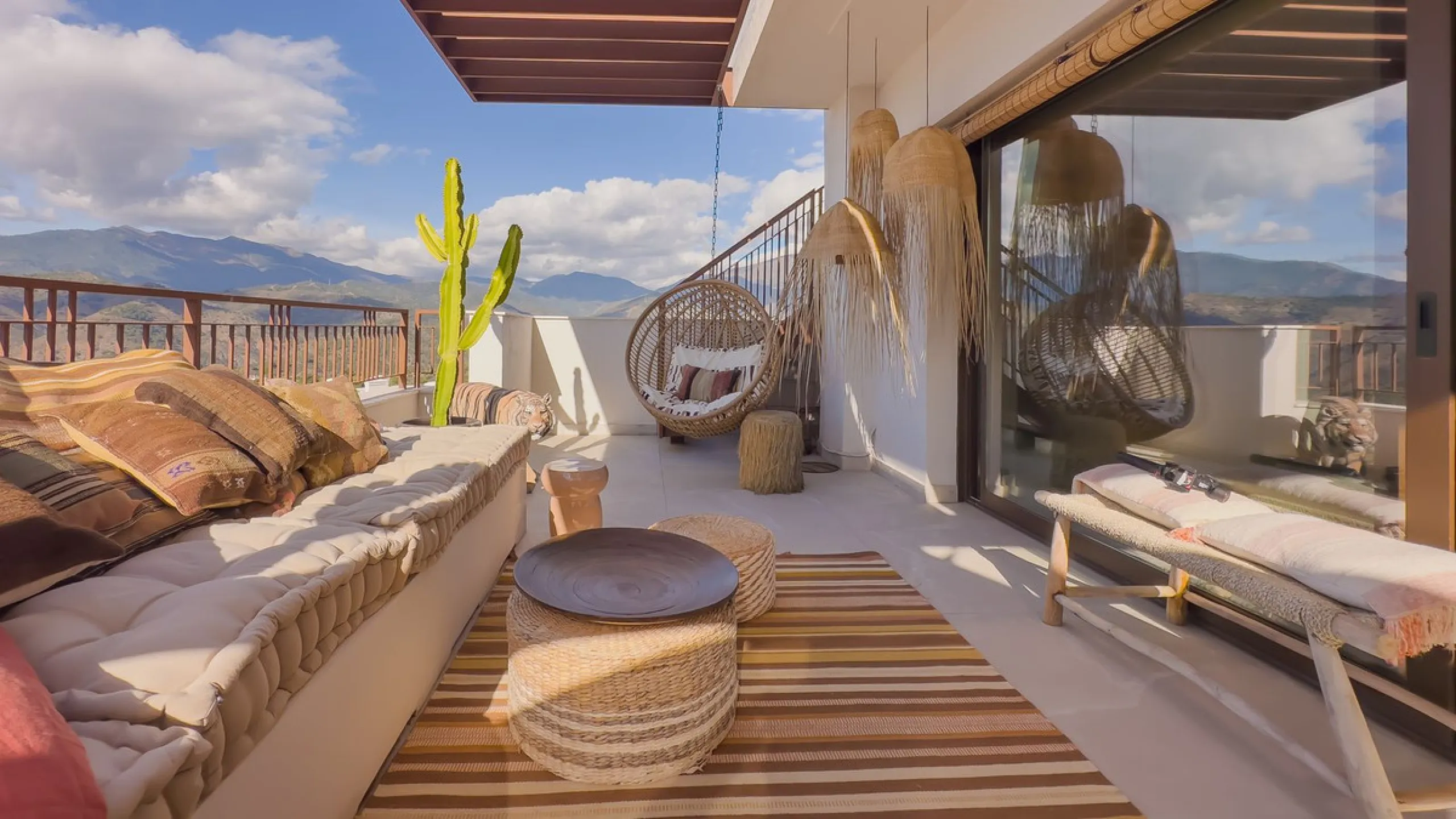 Exclusive Corner Penthouse with Rooftop Terrace and Panoramic Views over Istán and Marbella