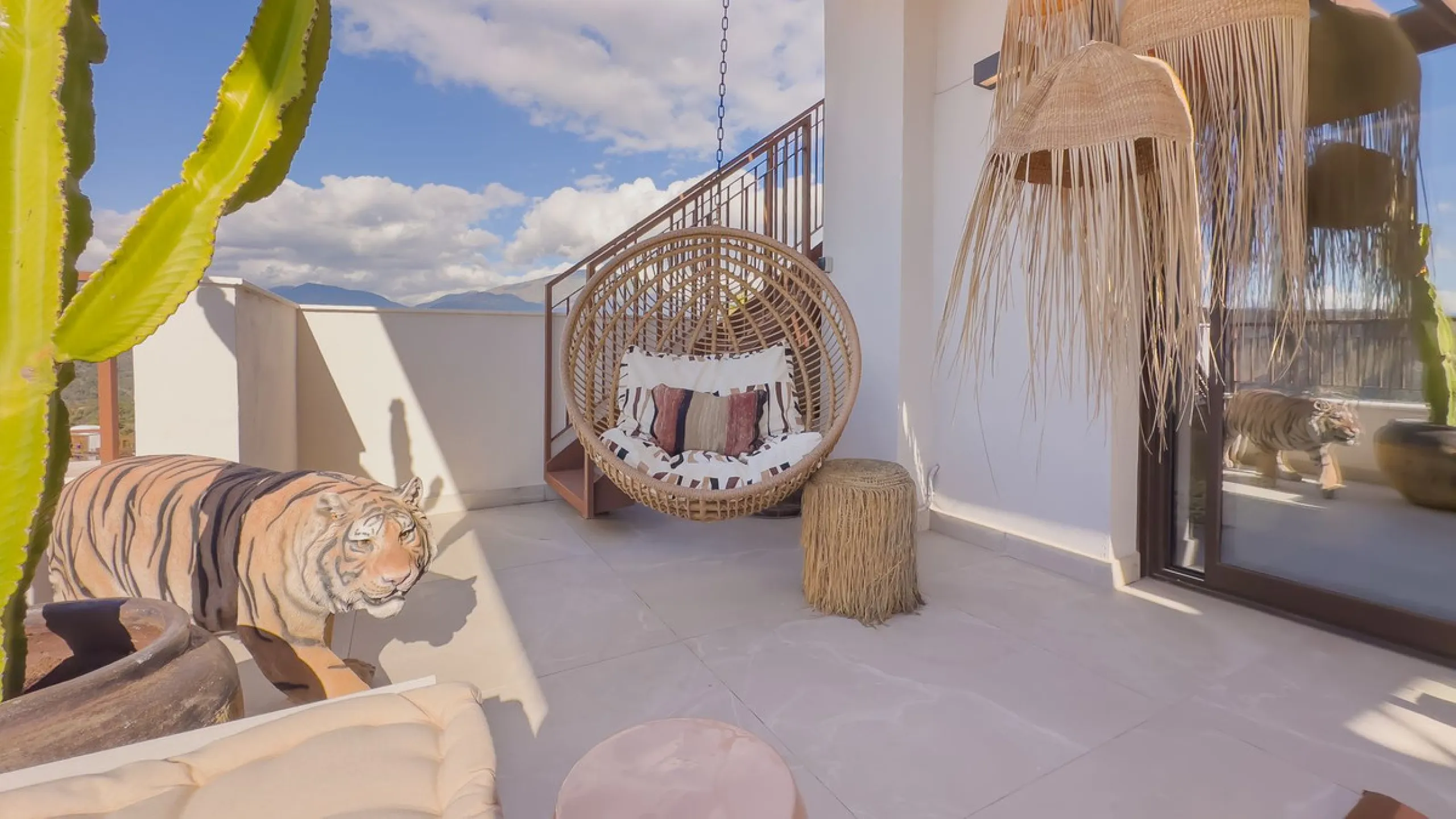 Exclusive Corner Penthouse with Rooftop Terrace and Panoramic Views over Istán and Marbella